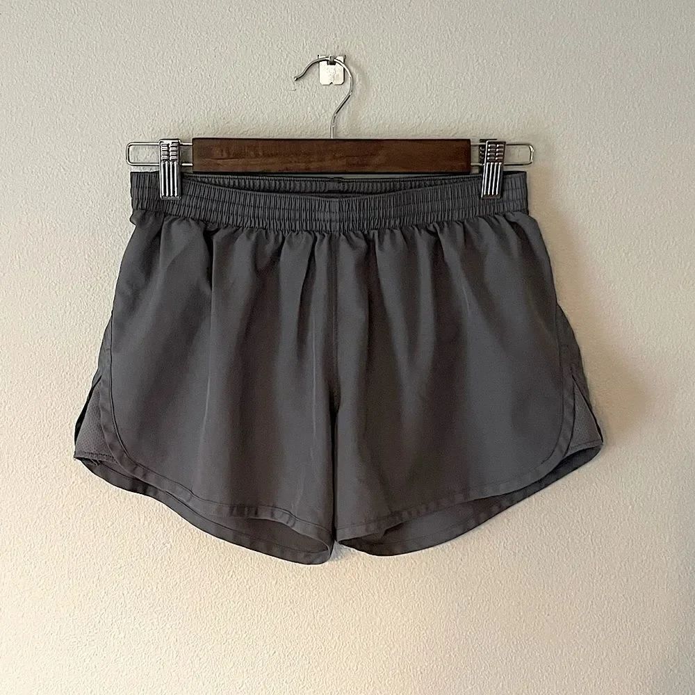 Girls
Augusta Sportswear Gray Active Shorts. Size Large.